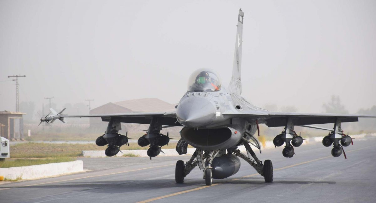 F-16 with Mk82 bombs on a TER-9/A Triple Ejector Rack
