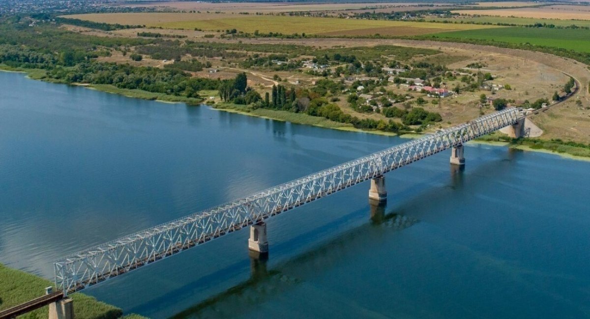 Antonivskyi railway bridge in the southern Ukraine connects banks of the Dnipro River and one of the few remaining major crossings for russian forces to use / Archive photo