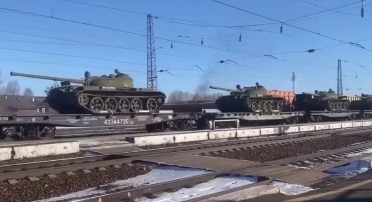 Illustrative photo: a tank train with T-54's on it. Archive footage from spring 2023 / Screenshot of an open-source video