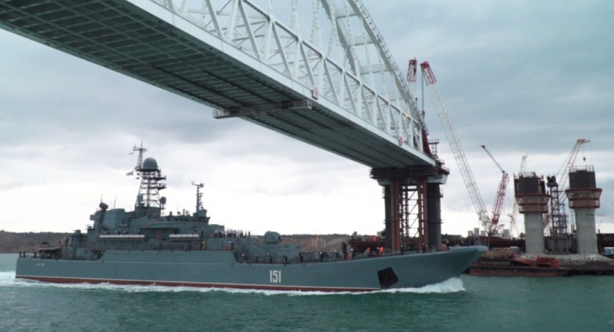 Photo The Russian naval ship “Azov” crosses under the new Kerch Strait Bridge while patrolling the Sea of Azov / 2018 File photo