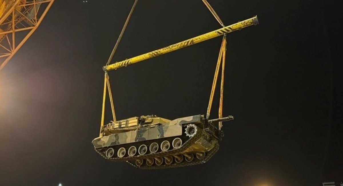 Loading M1A1 SA Abrams onto a ship / Photo credit: the Australian Defense Force