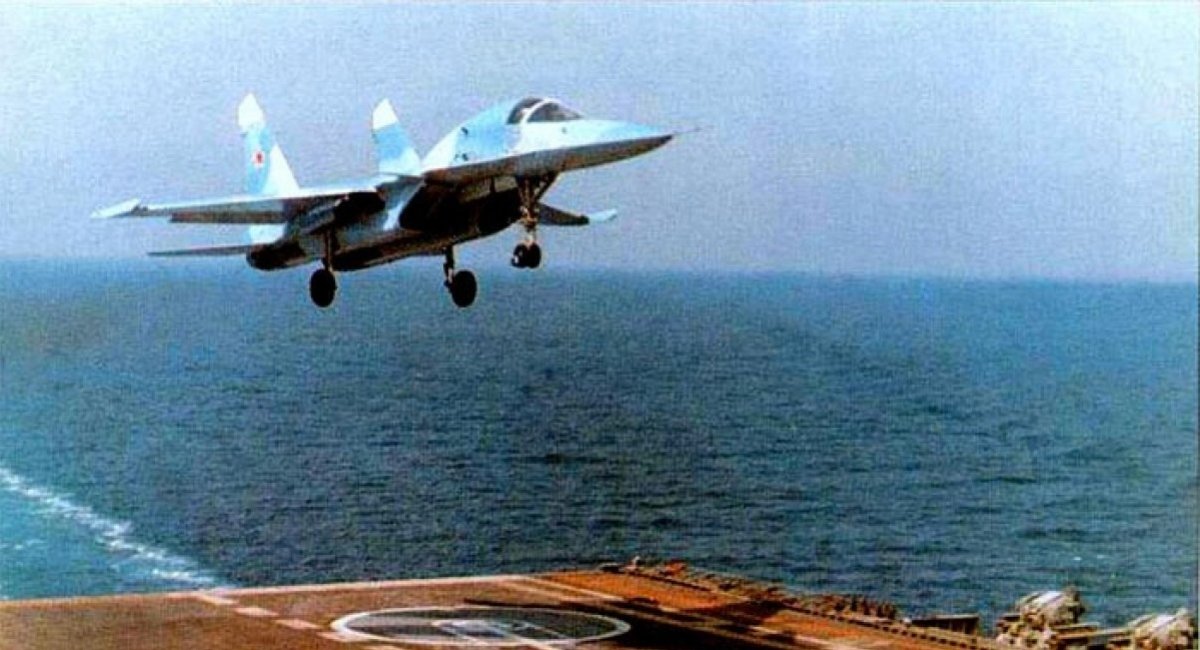 Flyby of the T-10V-1 prototype over the deck of the Tbilisi aircraft carrier (later known as Adm. Kuznetsov) in 1990 / Open-source archive photo