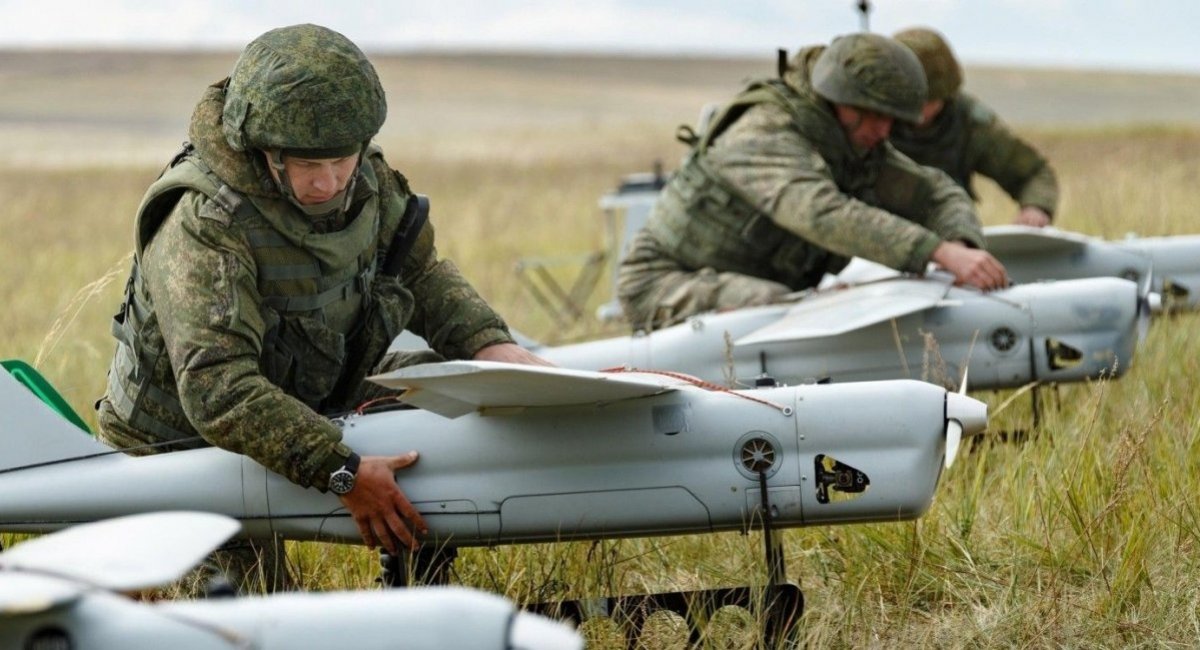 russian drope operators prepare Orlan-10 unmanned aerial vehicles for a sortie / Open-source illustrative photo