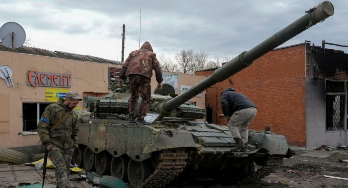 russian T-80BV of the 1st Tank Army captured by Ukrainian troops in likely usable condition in Trostianets, Sumy region