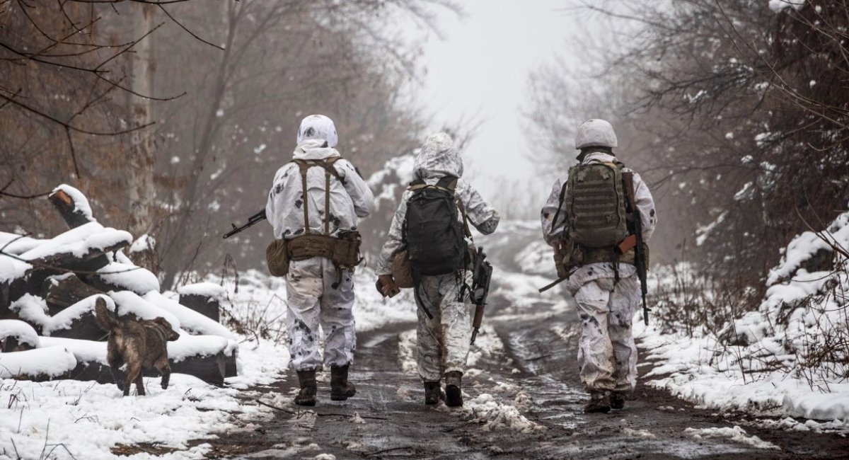 Ukrainian soldiers walk at the line of separation from pro-Russian rebels near Katerinivka, Donetsk region, Ukraine, on Dec 7, 2021 / Source: Andriy Dubchak / AP