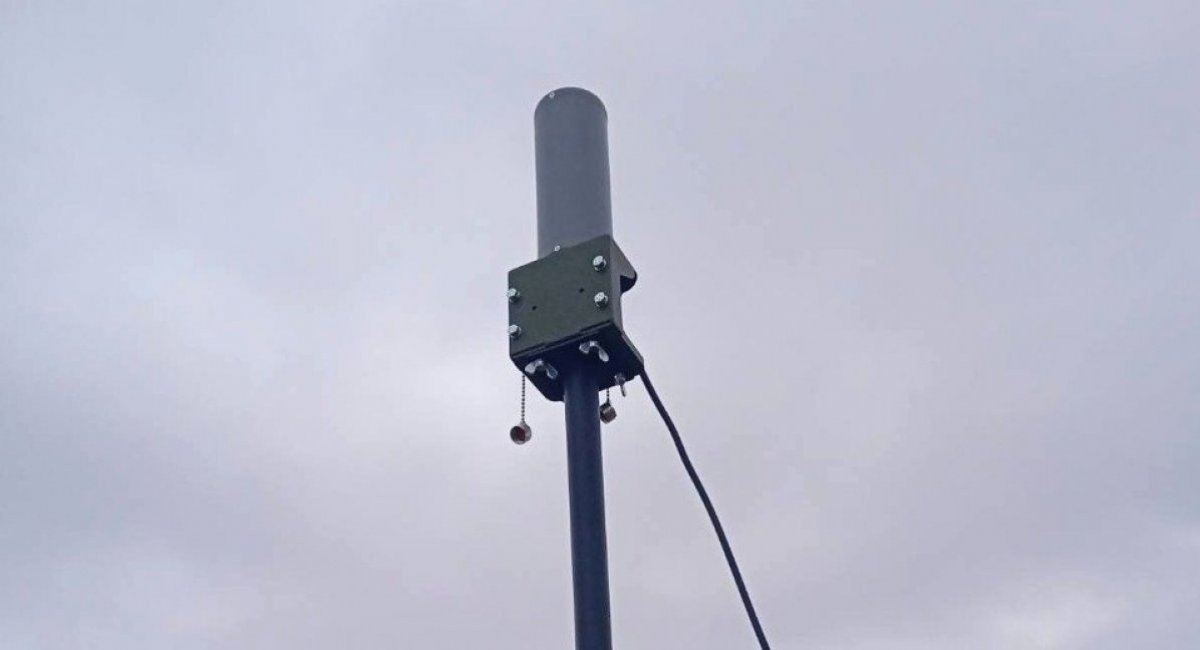 The mast of a Pluton counter-UAV detection and warning system / Photo credit: Infozahyst