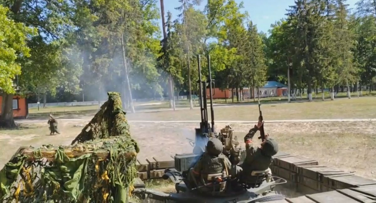 An episode of training of belarusian armed forces: rifle shooting at imaginary drones ontop of a ZU-23-2 gun / Screenshot from a video published by the ministry of defense of belarus