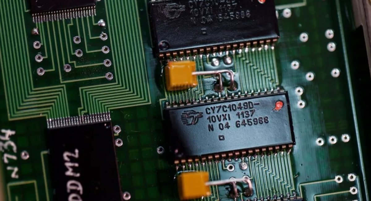 Photo for illustration / Cypress Semiconductor chips in the on-board computer of the russian 9M727 missile, Kyiv, July 19, 2022. Reuters