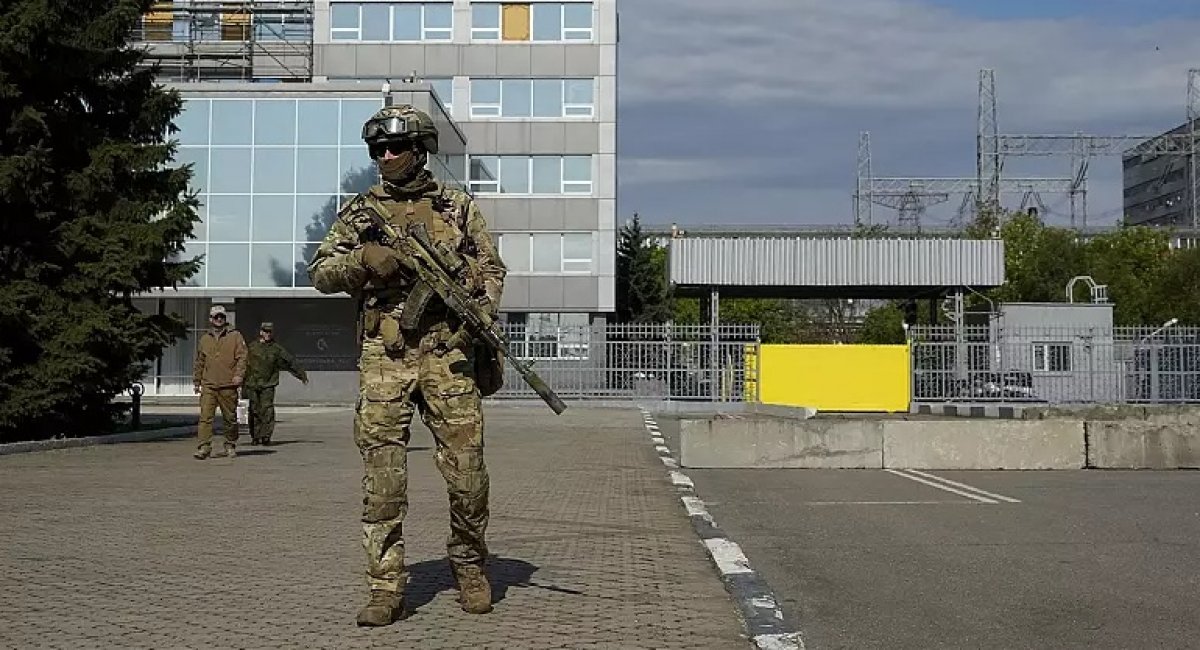 russian troops traditionally use nuclear power plants for terrorist purposes. A кussian serviceman stands guard in an area of the Zaporizhzhia Nuclear Power Station, 1 May 2022 / Photo credit: AP