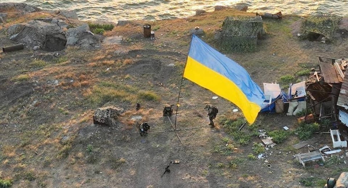The flag of Ukraine being installed on Snake island / Open source photo