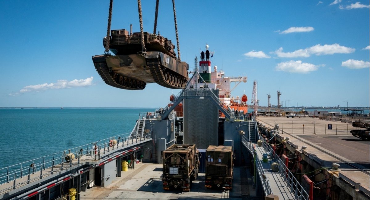 Loading M1A1 Abrams tank onto a ship, August 2023 / Illustrative photo of the Australian Defence Force