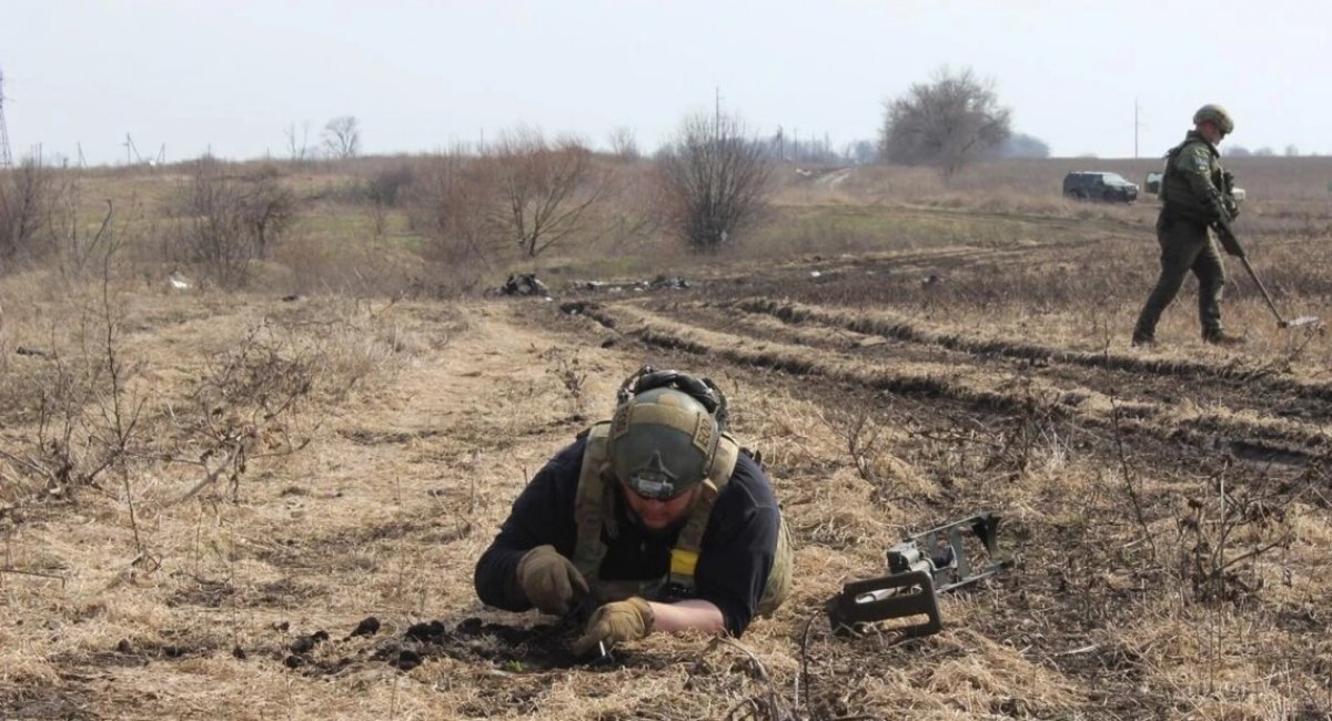 Britain supplies the Defense Forces of Ukraine with a large batch of equipment for demining the territory / Photo: Sons of Liberty International/Facebook