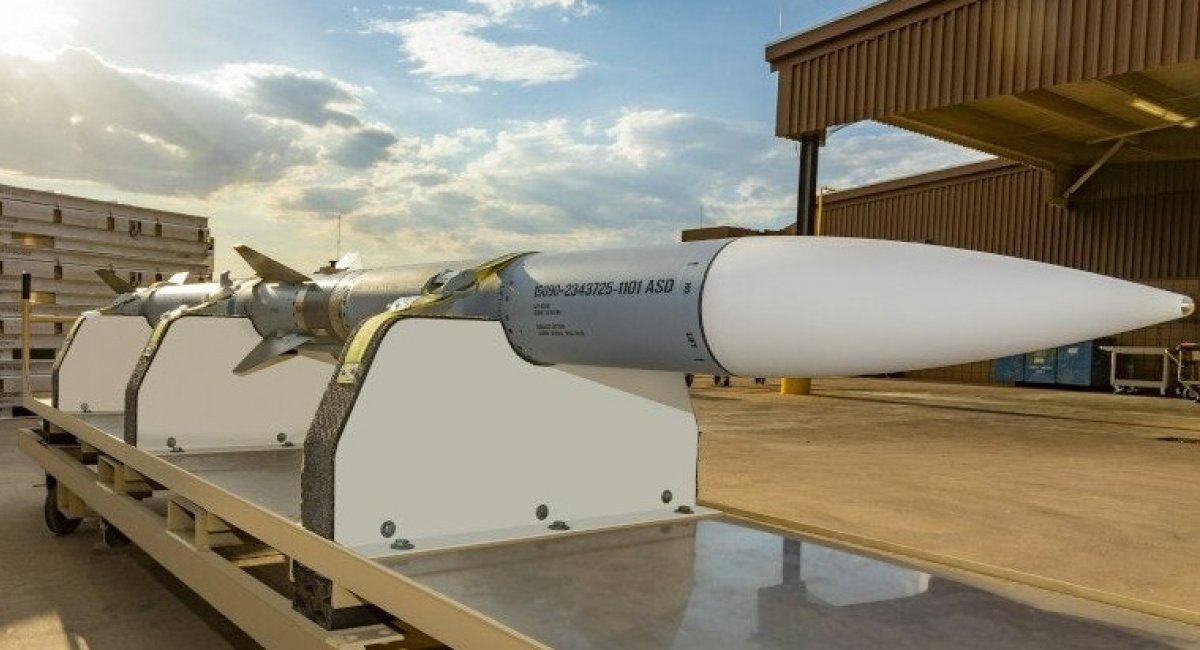 AIM-120 AMRAAM air-to-air missile / Photo credit: Raytheon