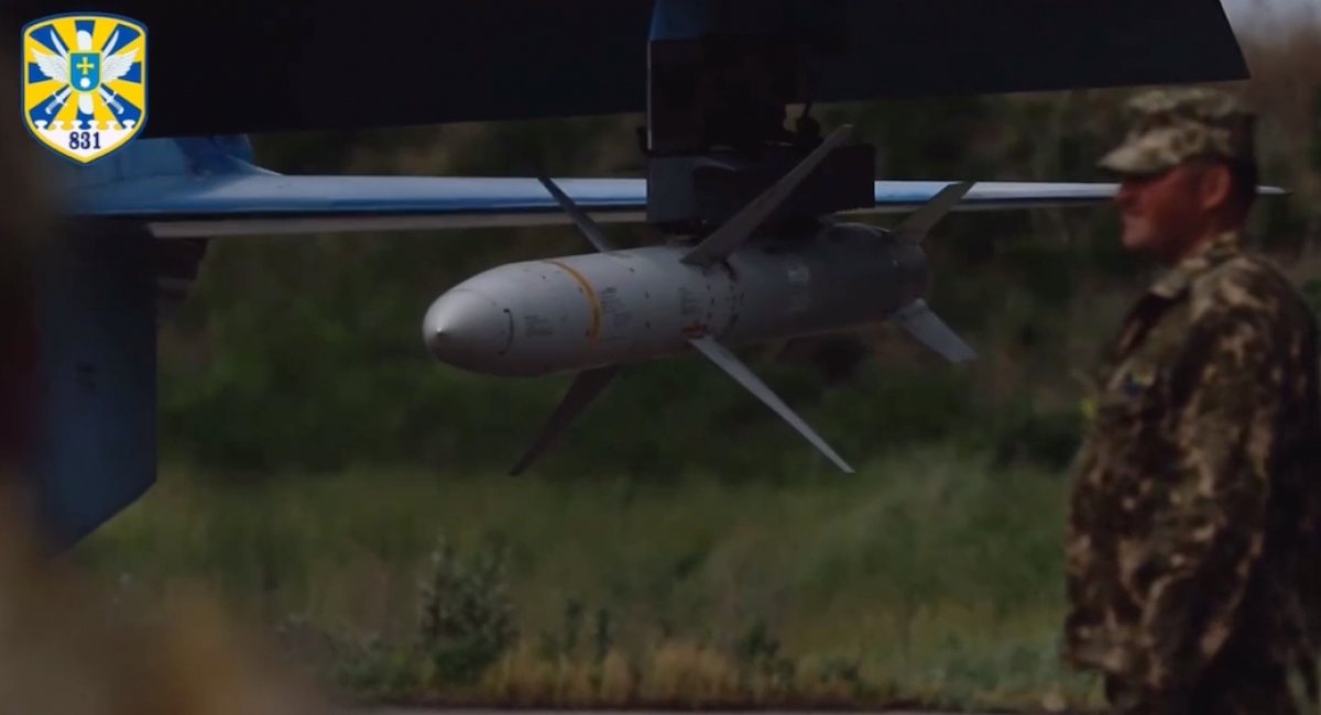 The Su-27 jet of the 831st Tactical Aviation Brigade carries American AGM-88 HARM missile / screenshot from video 