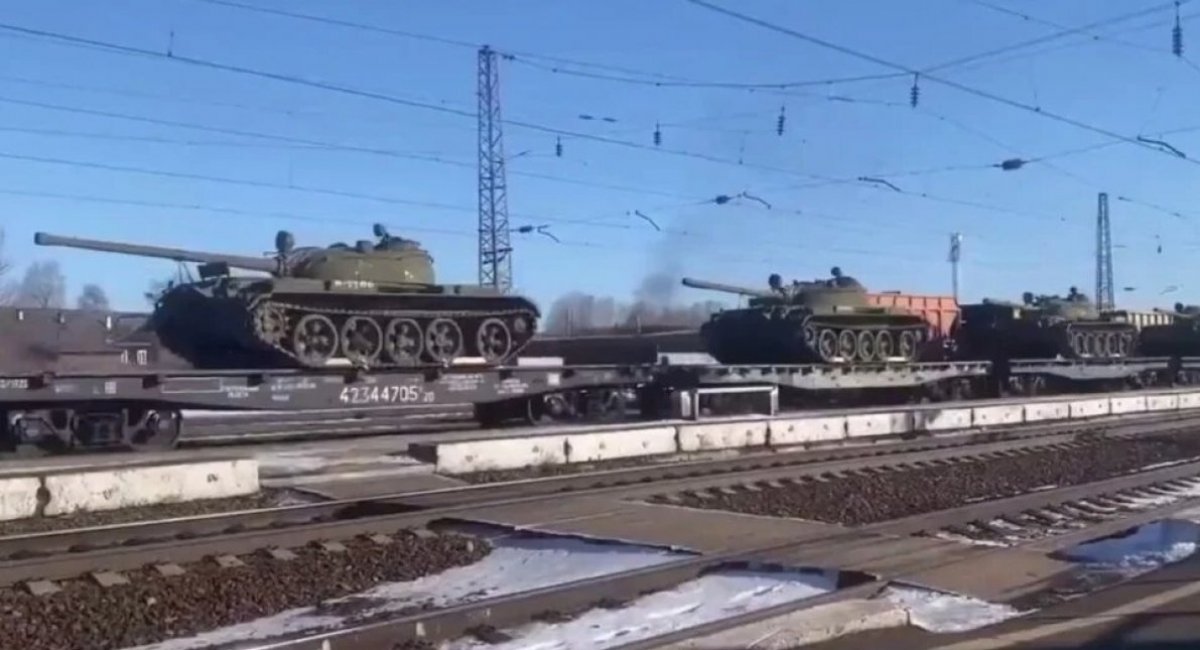 Transportation of russian T-54 and T-55 tanks by rail / Open source photo