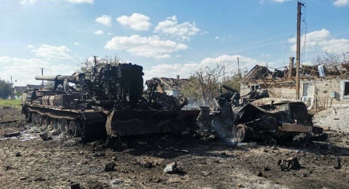 A Russian 203mm 2S7[M] Pion/Malka self-propelled gun along with a Ural-4320 supply truck was destroyed in Berislav, Kherson regionby a Ukrainian strike / Photo credit: https://twitter.com/UAweapons