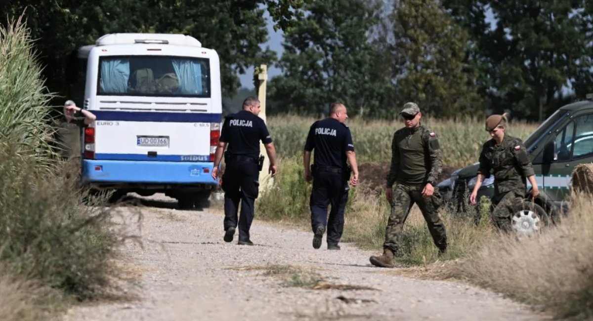 Polish police and army troops investigate the drone crash site / Photo credit: PAP