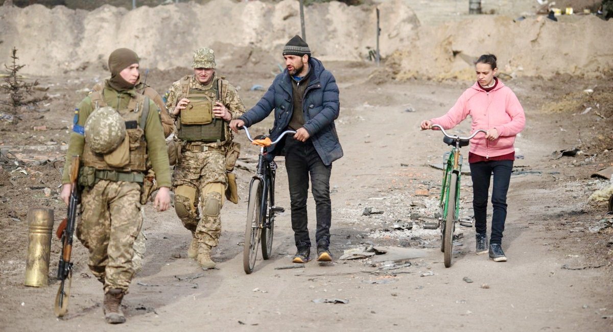 Civilians talk to Ukrainian soldiers in a recently deliberated city of Trostyanets, Sumy region / Photo credit: 93rd Independent Motorized Brigade "Kholodnyi Yar" of the Armed Forces of Ukraine