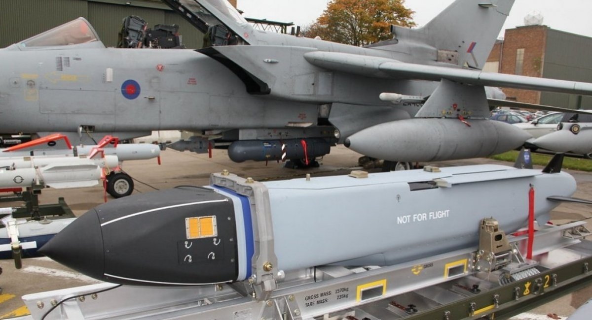Storm Shadow cruise missile near Tornado fighter of the Royal Air Force / illustrative photo from open sources