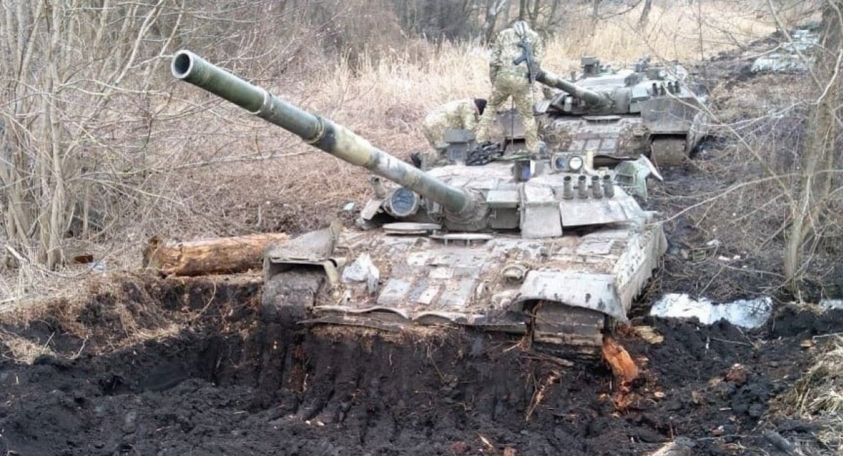 Evacuation of abandoned russian T-80U tanks by Ukrainians, March 2022 / Photo credit: Roman Donik