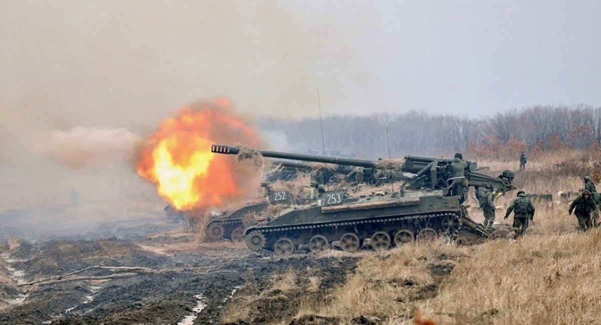 russian 2S5 Giatsint-S self-propelled artillery systems firing / Open-source archive photo 