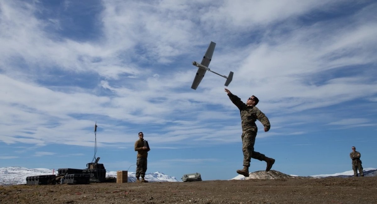 Ảnh minh họa: Một lính thủy đánh bộ Hoa Kỳ phóng một UAV Raven / Tín dụng ảnh: Chase W. Drayer, Thủy quân lục chiến Hoa Kỳ