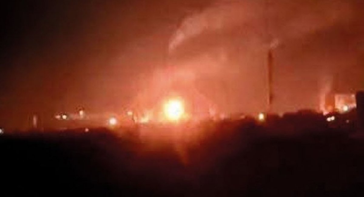 According to the General Staff of the Armed Forces of Ukraine, on the night of March 21, the Defense Forces of Ukraine struck at the facilities of the Saratov Oil Refinery on the territory of the russian federation / Open source illustrative photo