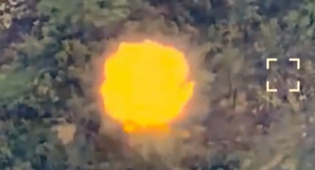 russian Giatsint-B 152 mm howitzer on fire / screenshot from video 