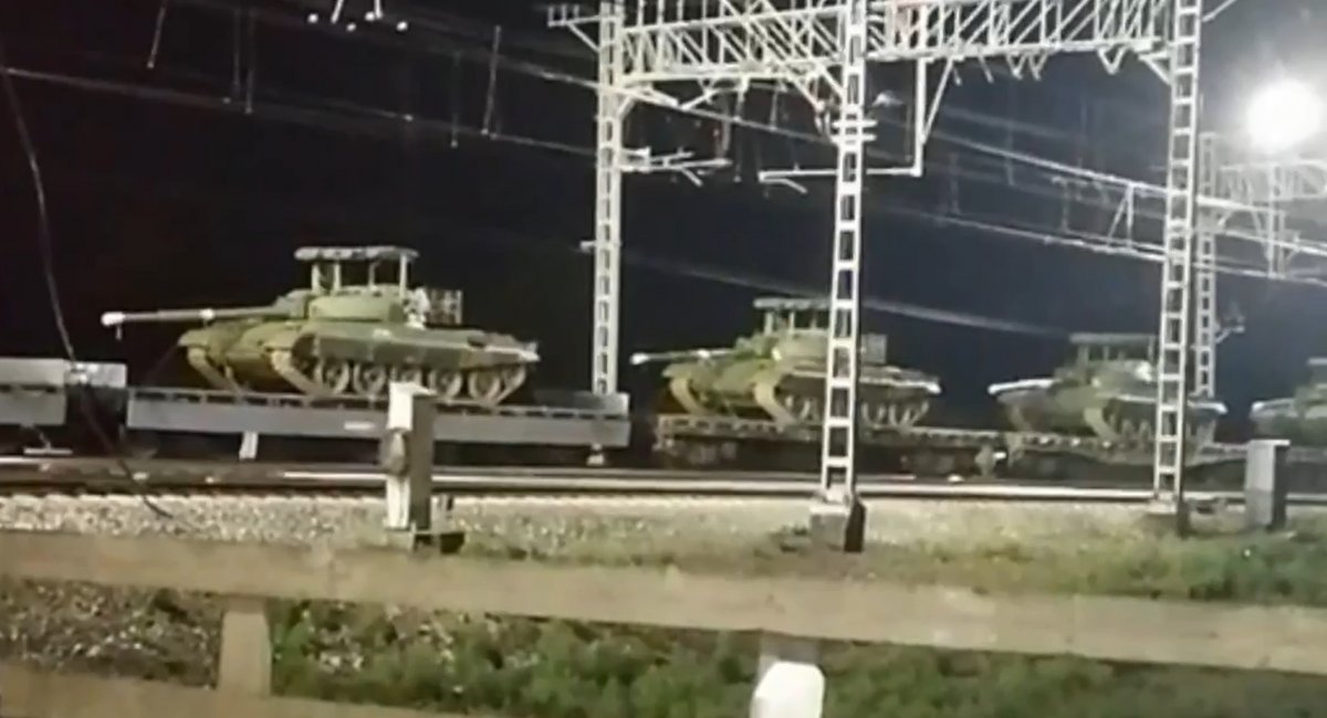 A railway echelon loaded with T-62M tanks that was seen in the Kemerovo region of the russian federation / video screengrab 