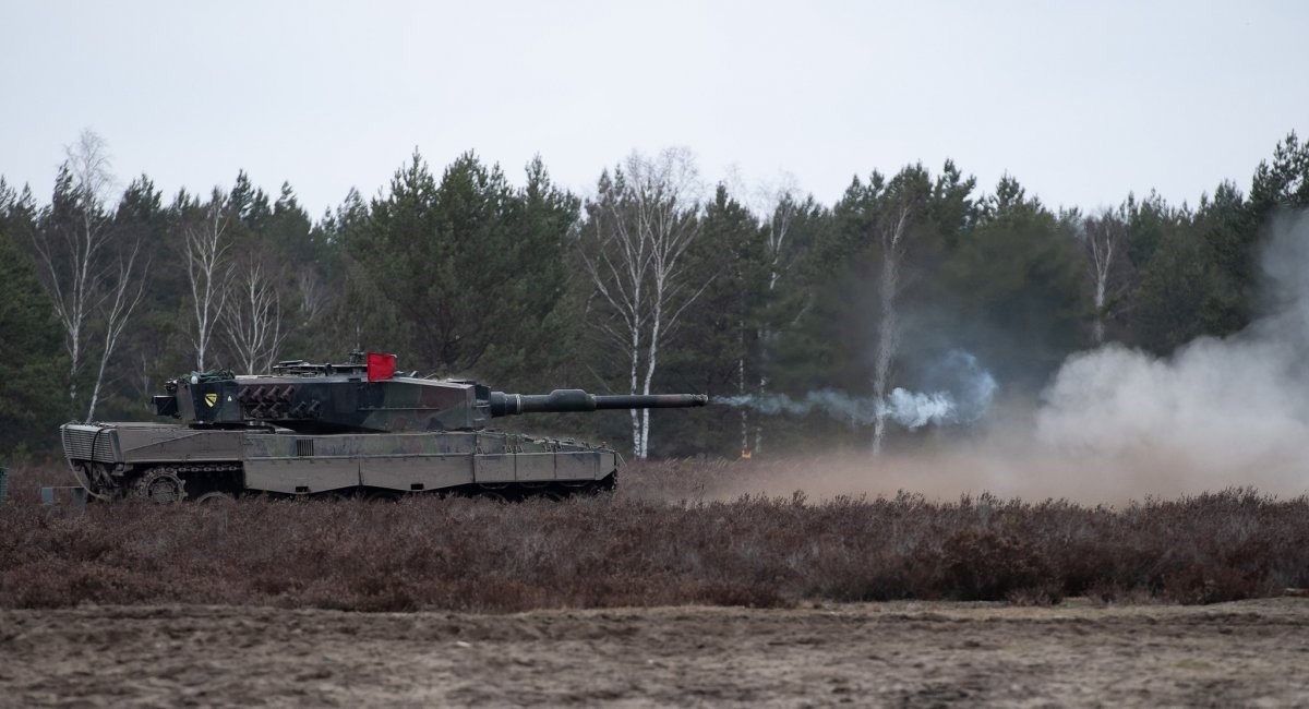Canadian Armed Forces soldiers instruct Ukrainian recruits in Leopard tank fundamentals in Poland / Photo credit: Master Sailor Valerie LeClair, Operation UNIFIER, Canadian Armed Forces
