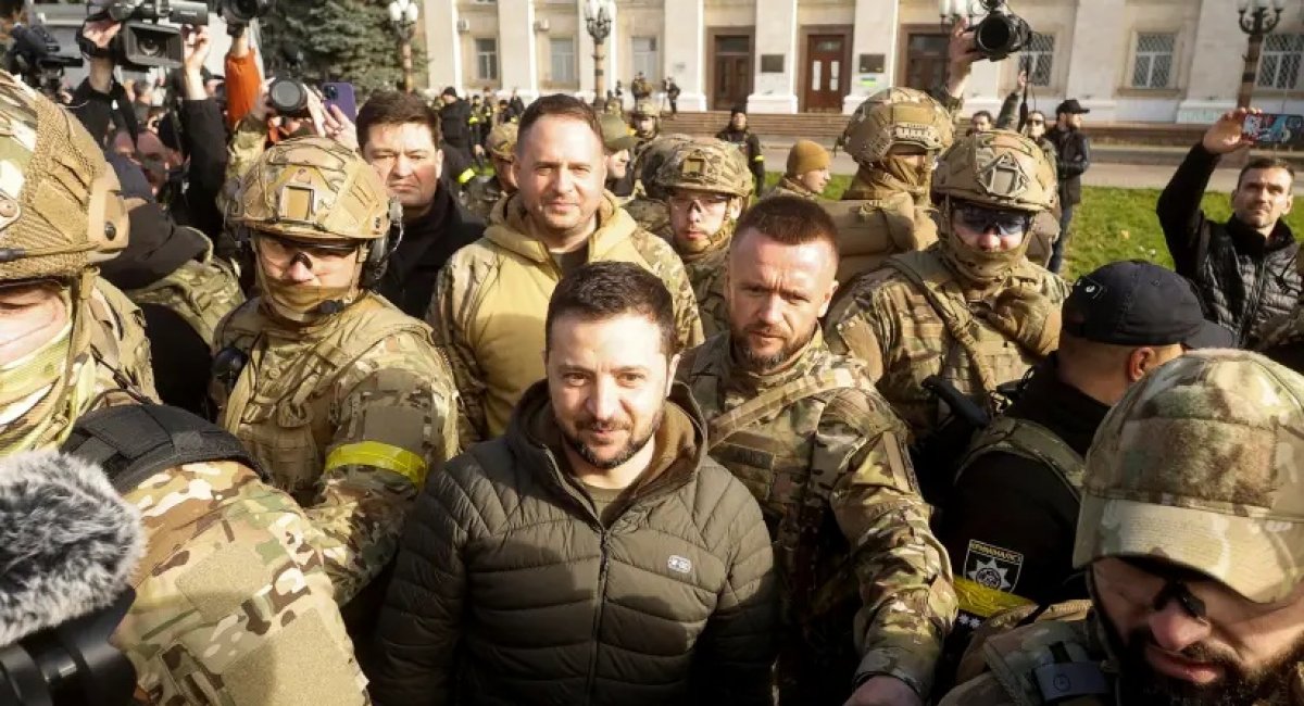 Ukraine's President Volodymyr Zelensky speaks to people after Russia's retreat from Kherson, in central Kherson, Ukraine November 14, 2022. Photo - REUTERS)