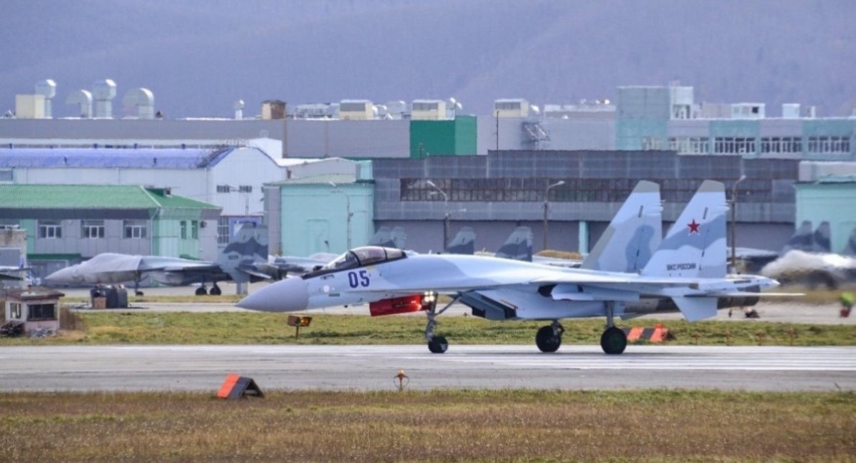 Russian Su-35S aircraft for the russian Aerospace Forces against the backdrop of Su-35SE aircraft, which may soon be transferred to Iran, Komsomolsk-on-Amur, October 2022 / open source