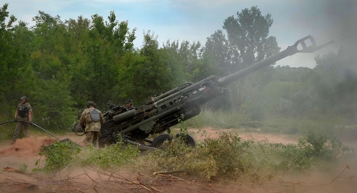  Photo for illustration - Ukrainian soldiers prepare a U.S.-supplied M777 howitzer to fire at Russian positions. (Libkos/AP, File)