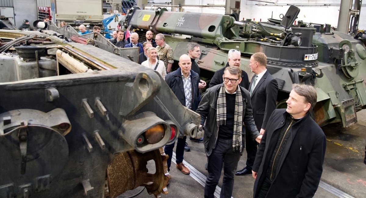 Troels Lund Poulsen, acting Minister of Defense of Denmark, with the Defense Committee and Foreign Policy Council members at the Flensburger Fahrzeugbau Gesellschaft / Photo credit: The Ministry of Defense of Denmark 