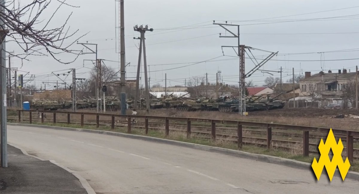 russian tanks are located at railway station in occupied Yevpatoria, Crimea / Screenshot from the Atesh video