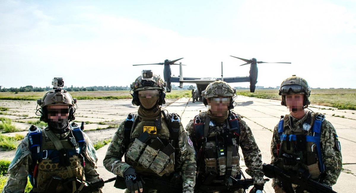 Ukrainian SOF operators against the backdrop of American multi-mission, tiltrotor military aircraf V-22 Osprey / Photo credit: Ukraine SOF