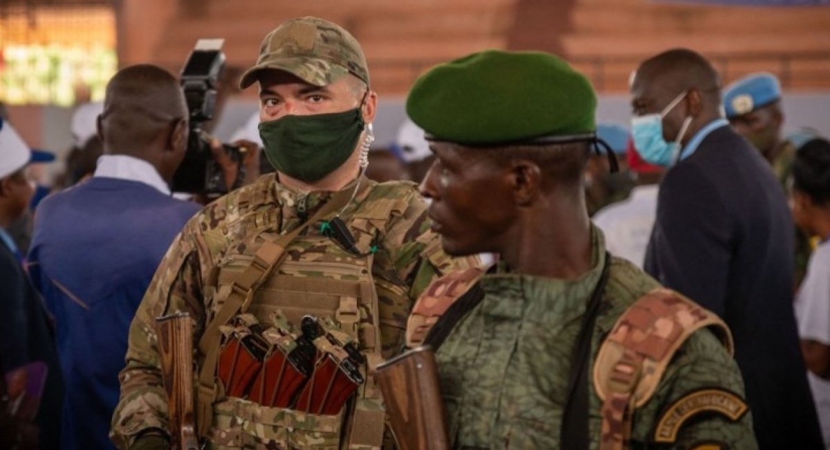 A private security guard from the Wagner group stands next to a Central African Republic soldier during a rally of the United Hearts Movement political party at the Omnisport Stadium in Bangui on March 18, 2022 / Photo credit: Barbara Debout