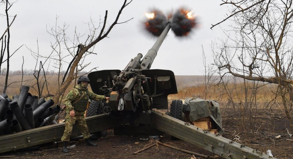 russian soldiers firing a Giatsint-B howitzer / Open-source illustrative photo