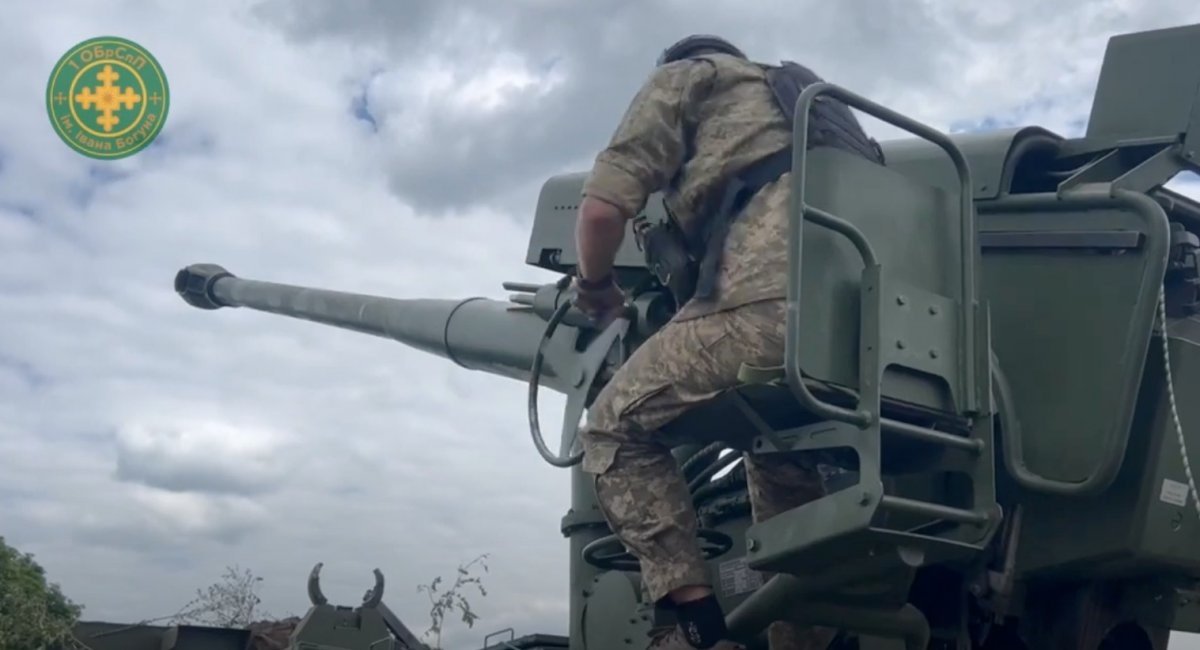 Ukrainian gunner aiming the2S22 Bohdana gun / Image courtesy of the 1st Special Purpose Brigade ofthe Armed Forces of Ukraine