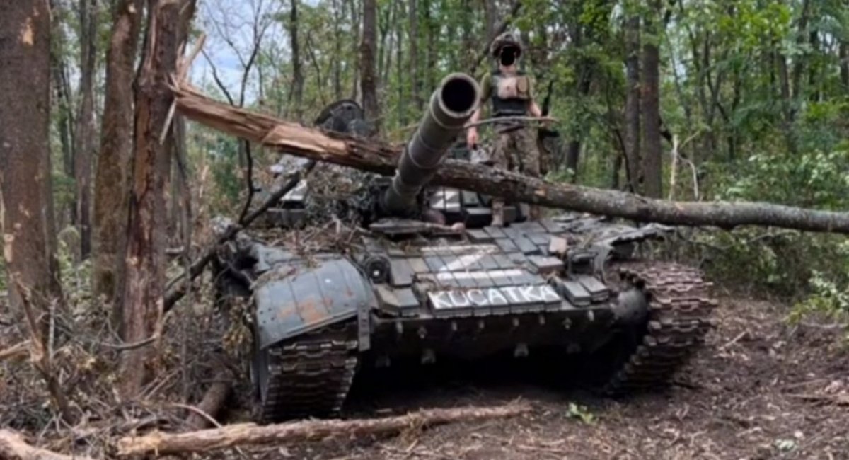 The 95th Airborne Assault Brigade of Ukraine captured a Russian T-72B tank during recent fighting in the vicinity of Krasnopillia, Donetsk region