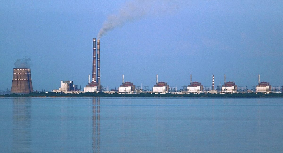 Two power stations at Enerhodar, about 50 km from Zaporozhye in Ukraine, viewed from across the Kakhovka Reservoir on the river Dnieper / Photo credit: Ralf1969 / Wikipedia