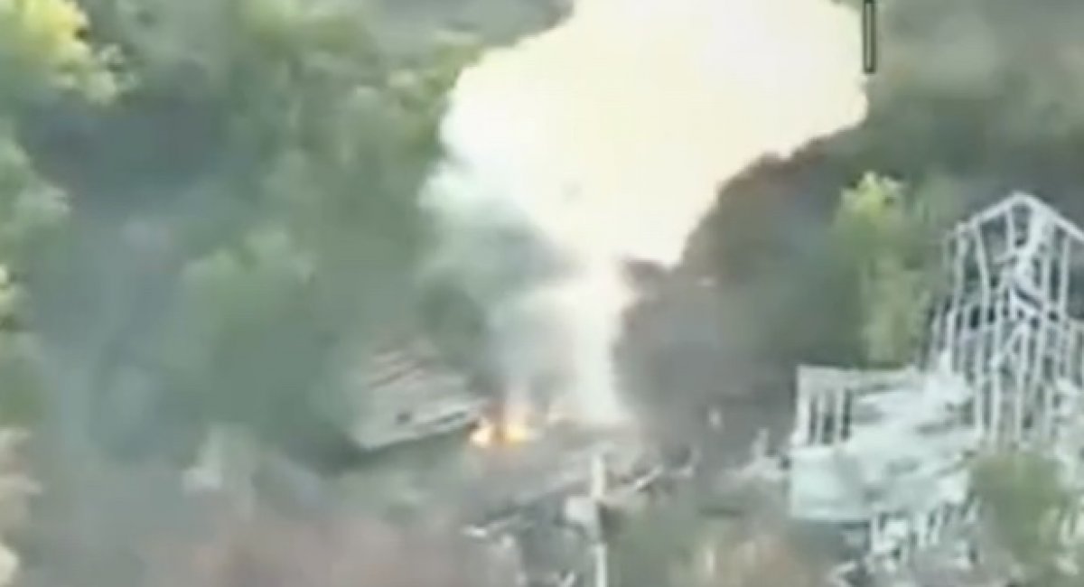 russian 2S1 Gvozdika self-propelled howitzer on fire / Screenshot from video 