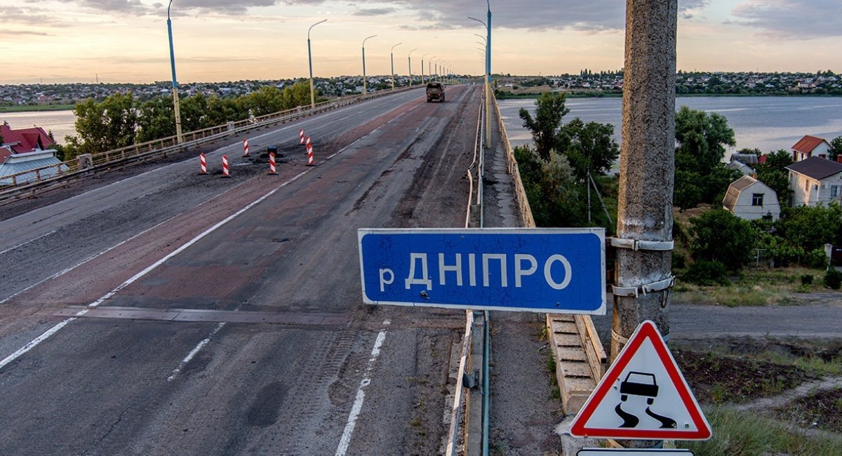 Antonivskyi bridge after one of the first strikes by the Armed Forces of Ukraine / Open source photo