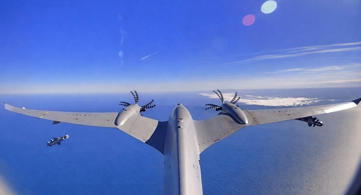 Bayraktar Akıncı armed with two Eren loitering munitions developed by Roketsan / Photo credit: Baykar