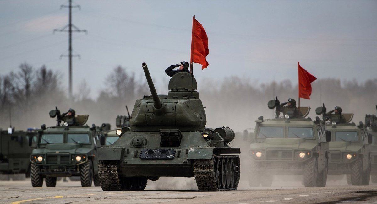 russians prepare for a military parade with T-34-85 / Open source illustrative photo