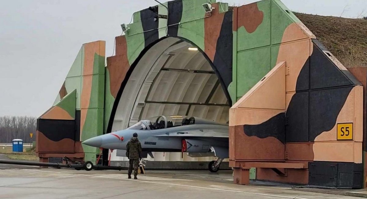 Polish FA-50 in a reinforced hangar / Photo credit: Defense24