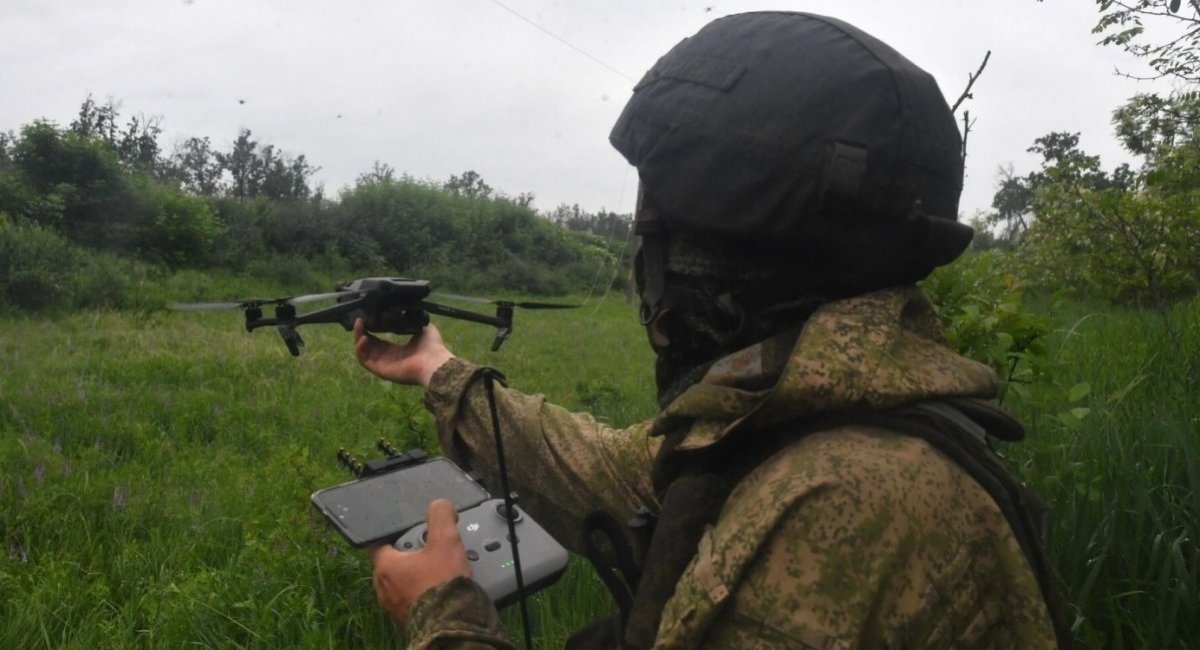 Illustrative photo: a russian soldier launches a camera drone / Open source photo