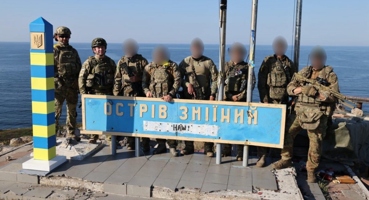 The State Border Guard Service and the Defense Intelligence restored border marker on Zmiinyi Island / Photo credit: The Defense Intelligence of Ukraine