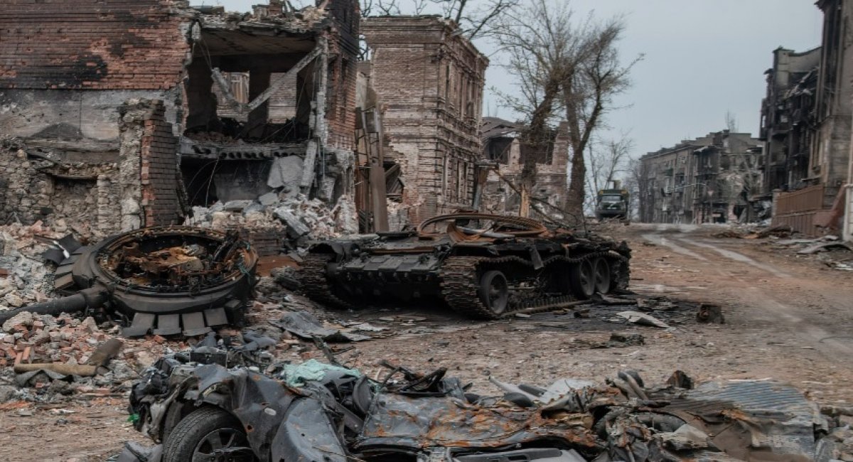 MBT T-72B3 in the ruins of the center of Mariupol /Photo - Reuters