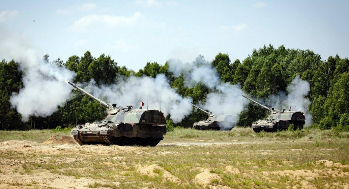 The PzH 2000 self-propelled howitzers / open source 